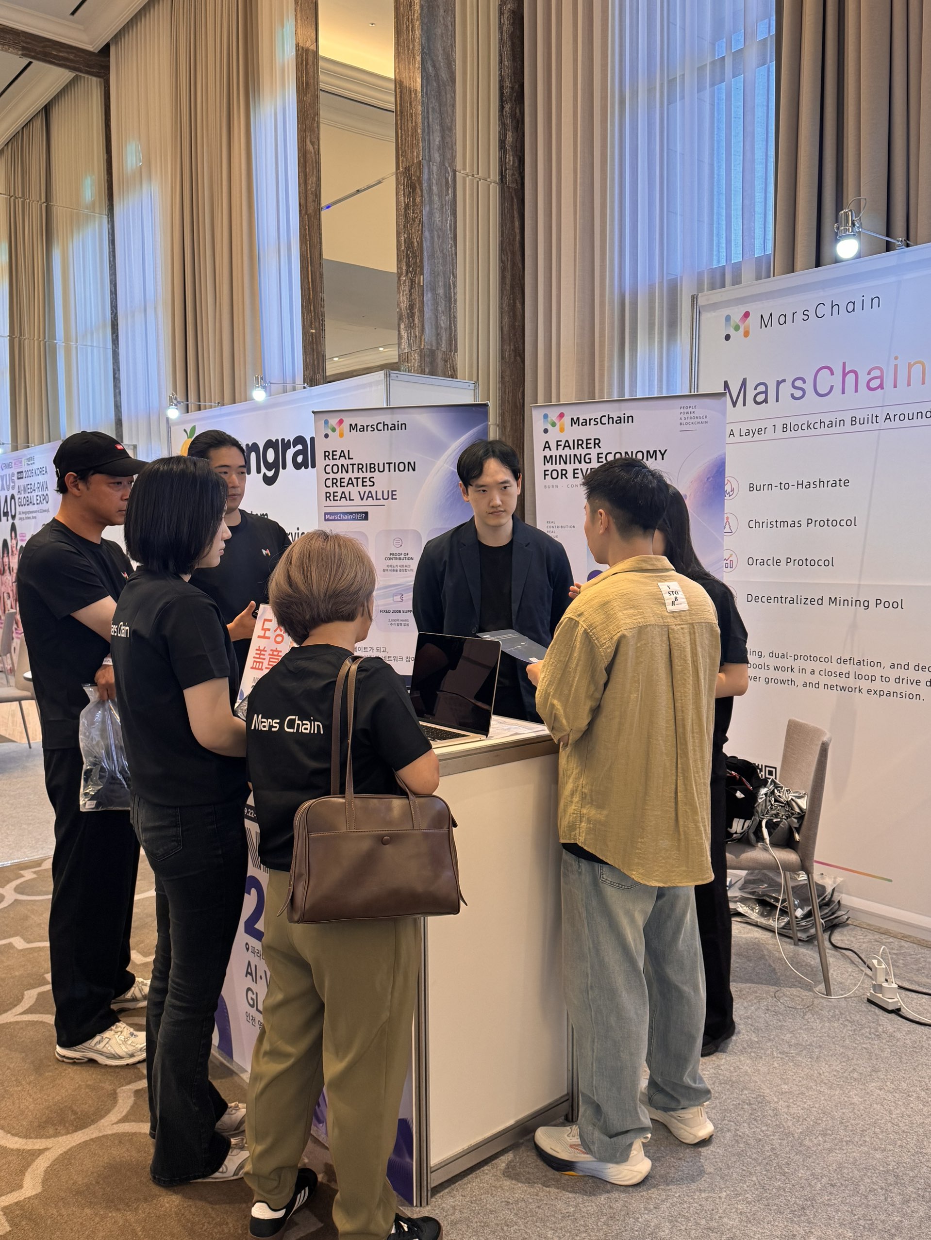 MarsChain 团队在展台与参会者深入交流
